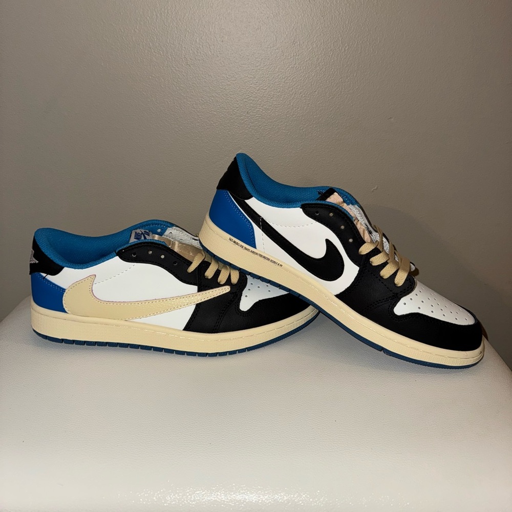 Travis Scott X Fragment Dunks